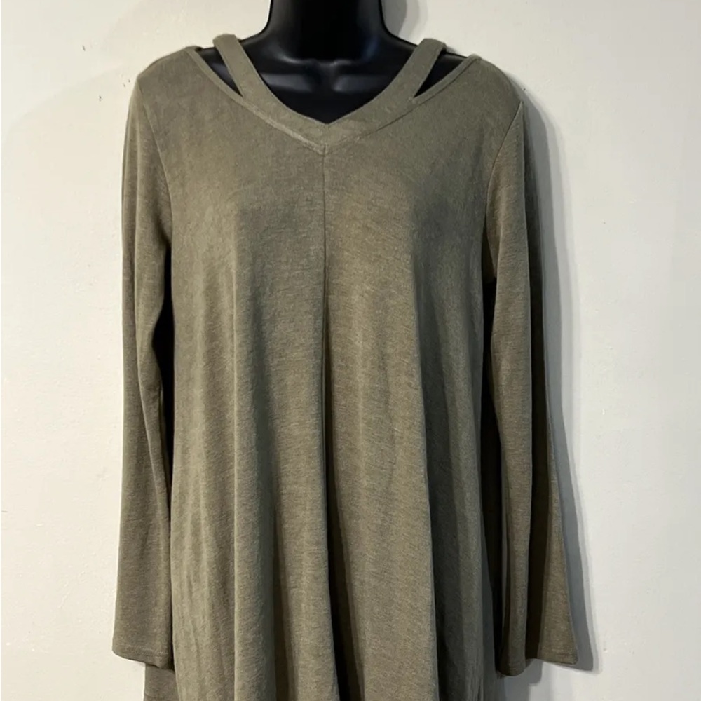 This top has no holes or stains little to no signs of wear bust 44 length 35